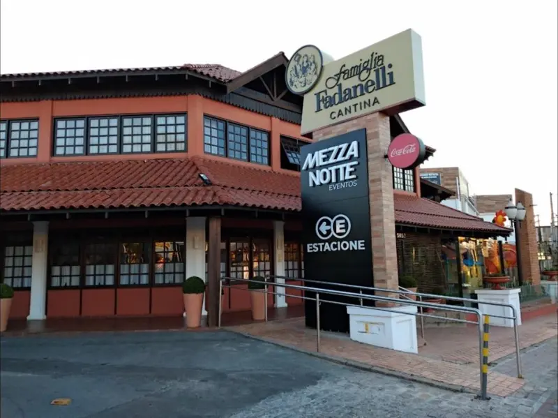 Fachada da Famiglia Fadanelli Cantina na Av. Manoel Ribas, Santa Felicidade